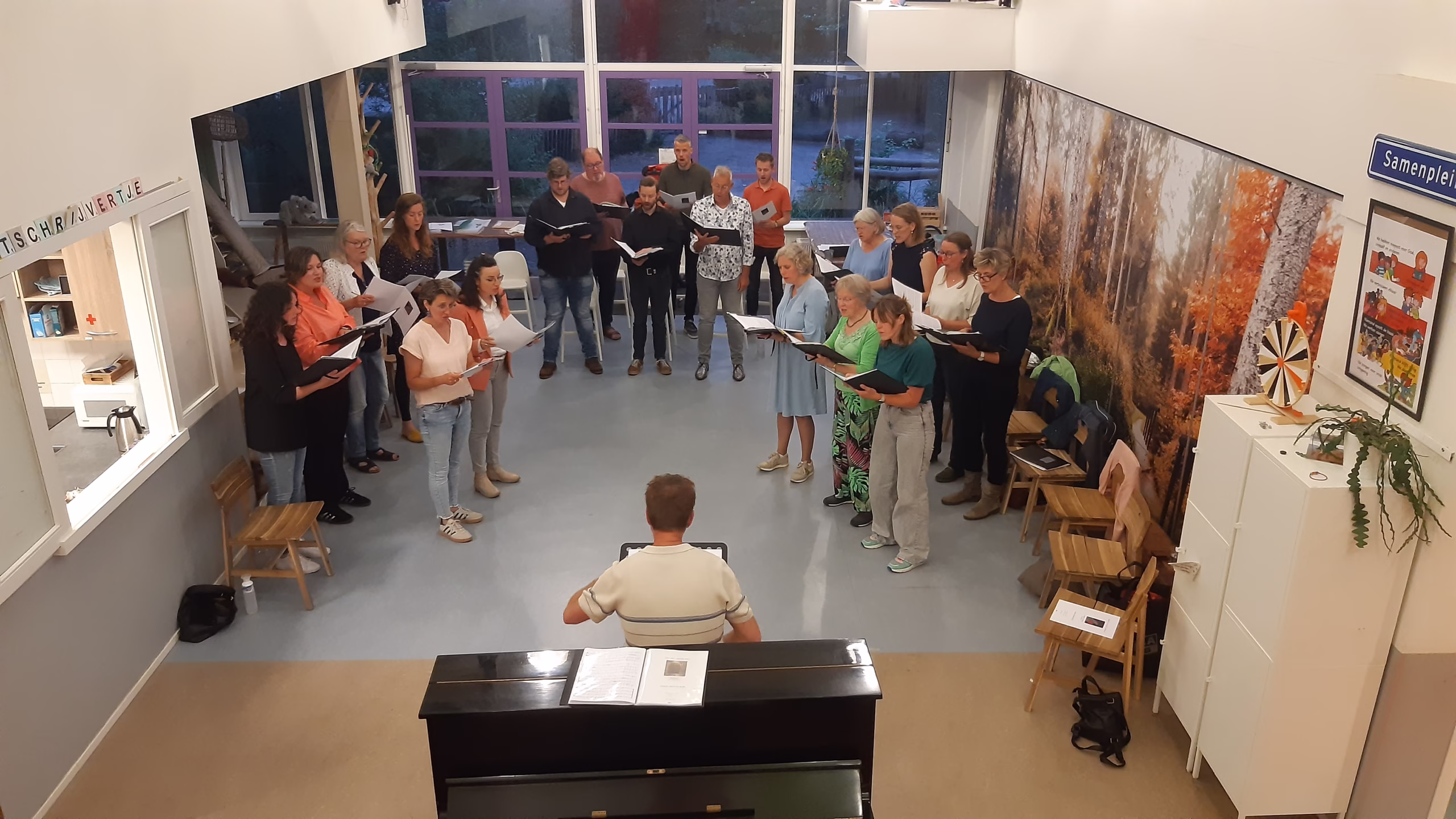 Het koor tijdens de repetitie in 't Schrijvertje